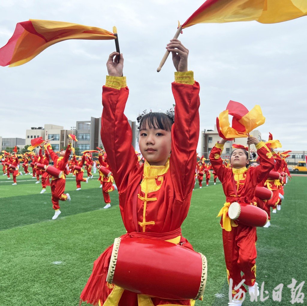 霸州市胜芳镇红光小学腰鼓社团的学生在表演腰鼓。