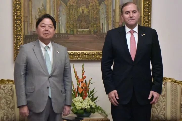 ▲5月5日，日本外相林芳正（左）会见巴拉圭外长阿里奥拉。（法新社）