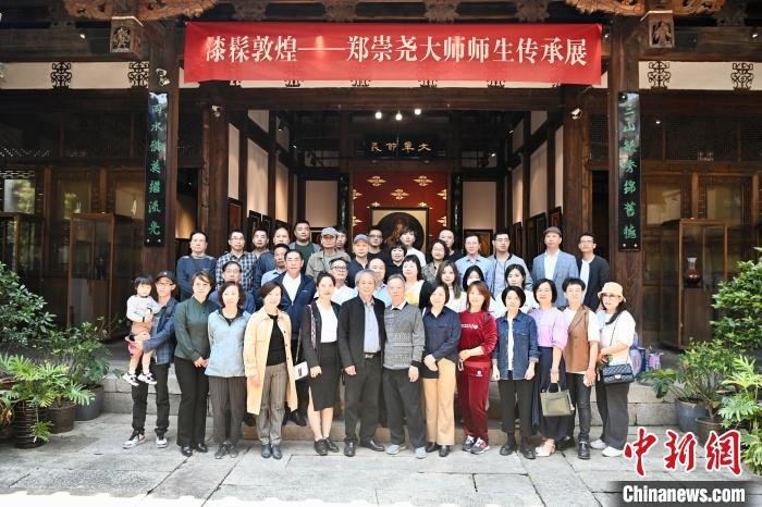 “漆髹敦煌一一郑崇尧大师师生传承展”在福州举行。　王东明 摄