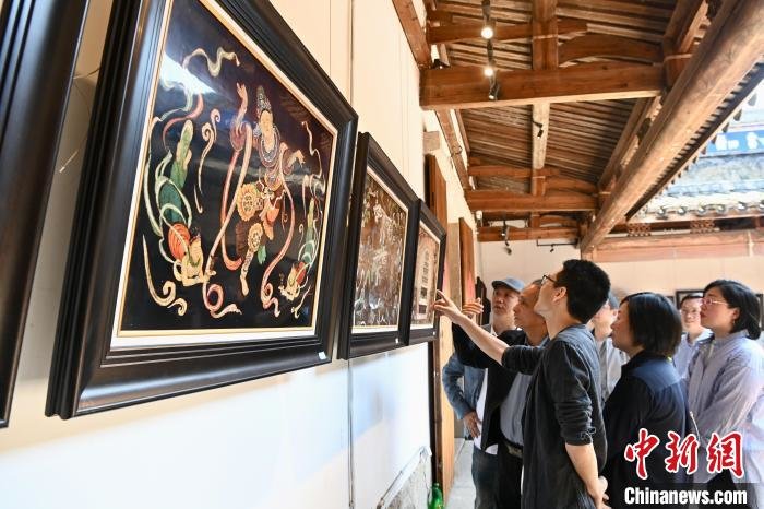 漆画爱好者参观展览。　王东明 摄