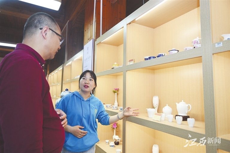 4月19日，景德镇皇窑陶瓷艺术博物馆的工作人员在向游客介绍陶瓷茶具