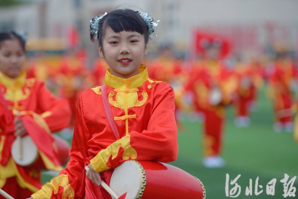 霸州市胜芳镇红光小学腰鼓社团的学生在表演腰鼓。
