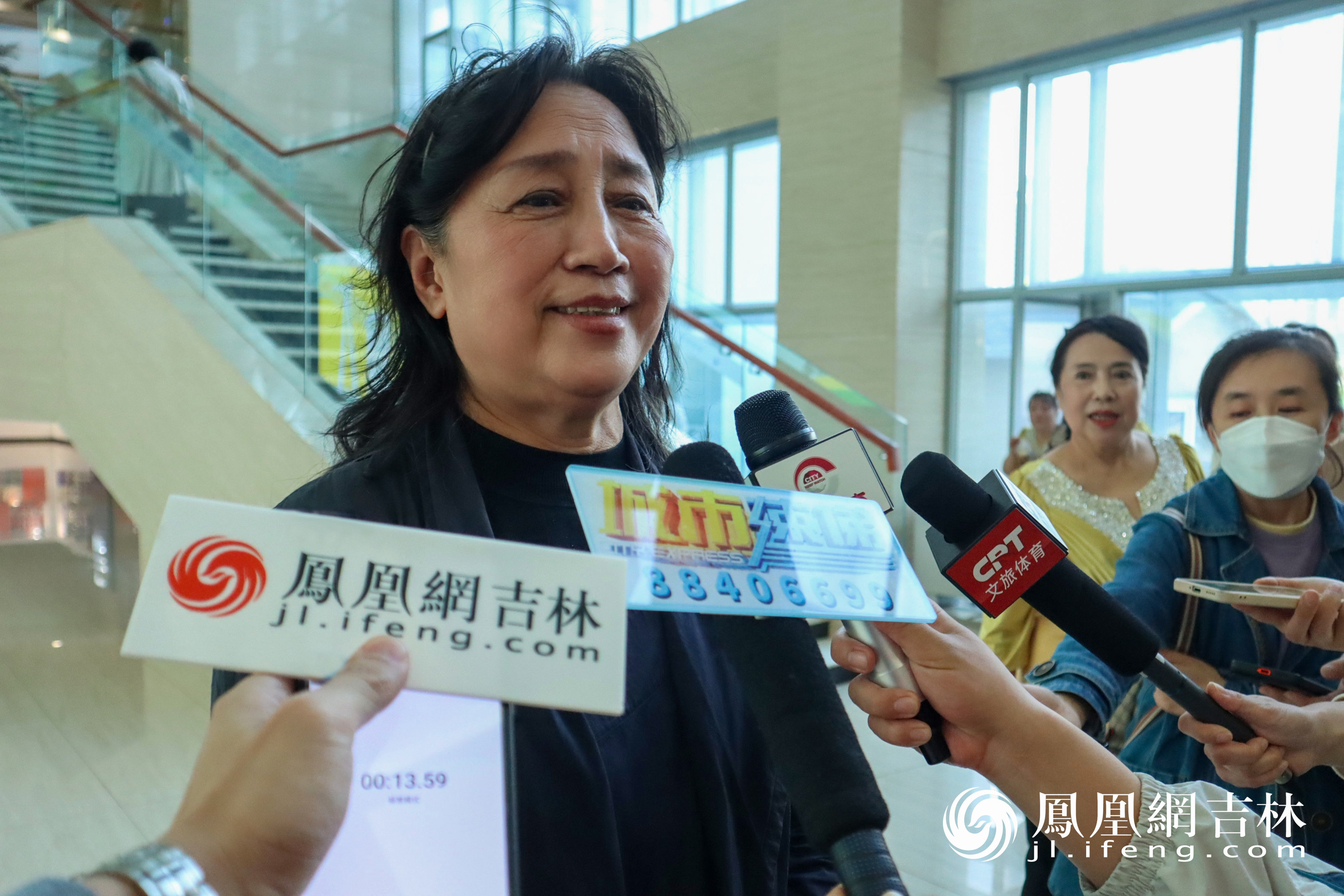 老山参合唱团团长徐举接受媒体采访。 凤凰网吉林 龙晓宁/摄