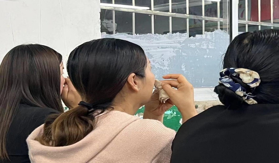 (面对孩子的成长进步家长们爱喜交加)