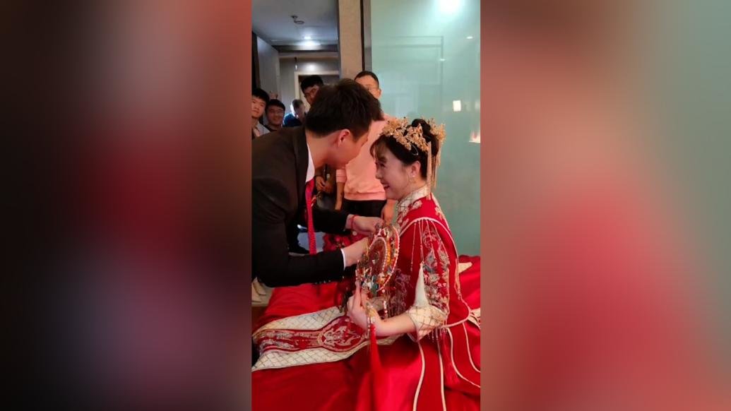 夫妻儿女双全后补办婚礼：当时条件不足，希望不留遗憾