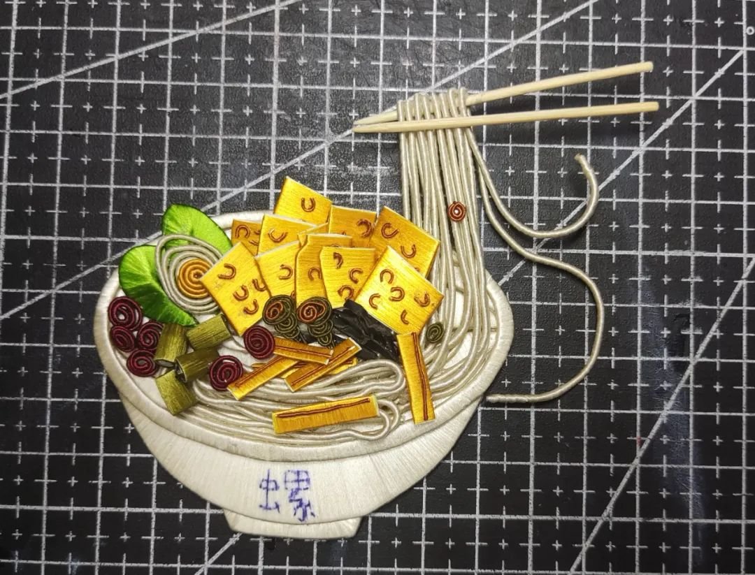 张明宇制作的螺蛳粉样式缠花。