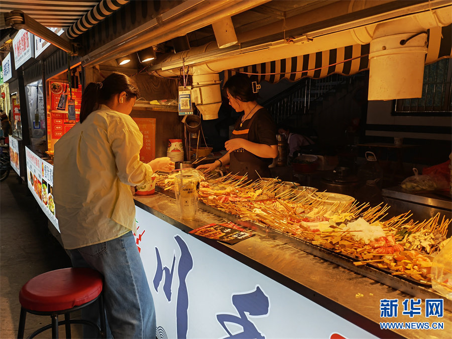 5月8日，食客在南阳市宛城区府衙小吃街挑选食物。