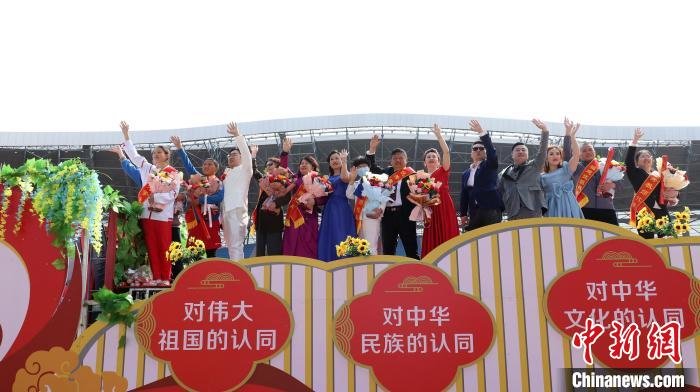 开幕式上载着新疆昌吉州优秀教师的花车缓缓进入会场，绕场一周。　王小军 摄