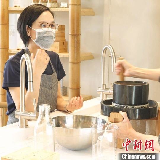 黄梦雅在进行“豆腐工坊”课程。受访者供图。