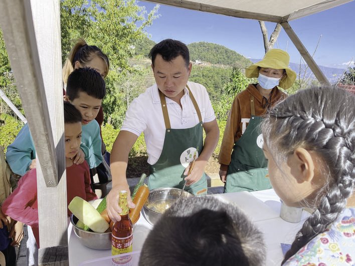 游客在云南省临沧市马台乡全河村萝卜山感受萝卜美食文化。 （新华社发）