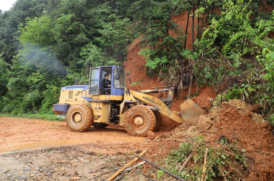 宜黄县梨溪镇梨溪村挖机正在清除道路上泥土