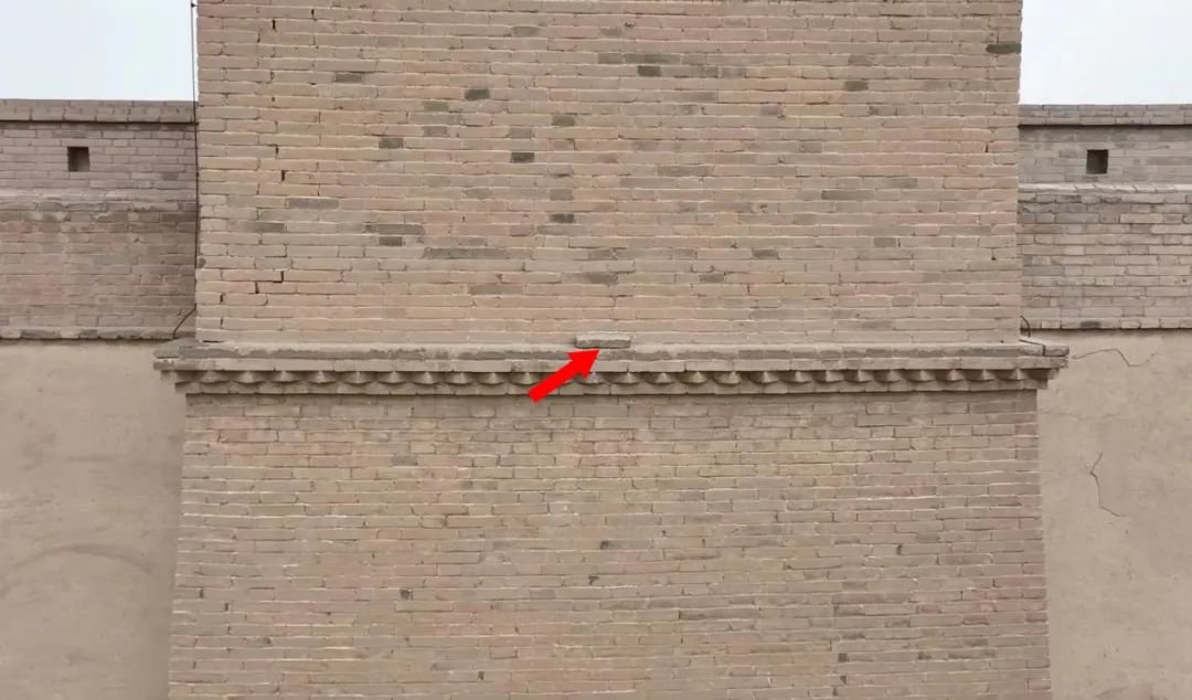 △安放在嘉峪关关城西瓮城门楼后檐台上的“定城砖”