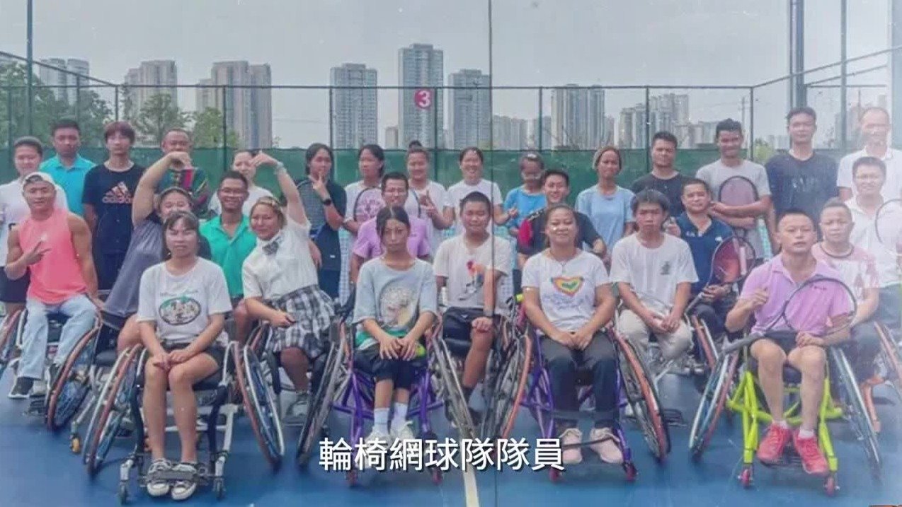 从抗拒轮椅到熟练使用，轮椅网球运动给地震受伤人员带来别样的体育人生