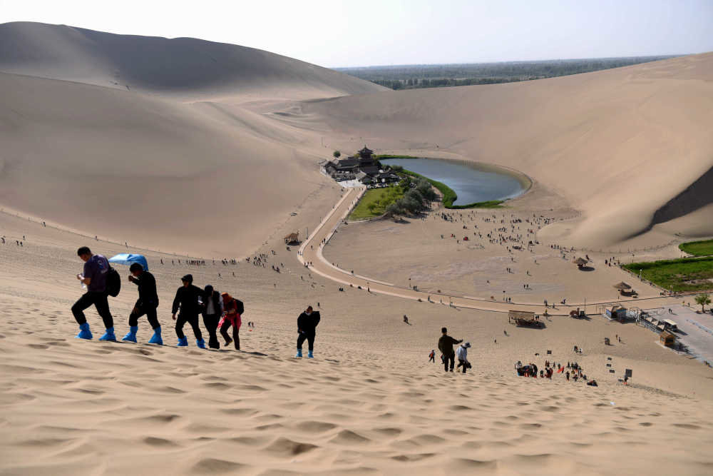 甘肅>資訊>鳳觀隴原>正文>5月11日,遊客在鳴沙山月牙泉景區爬沙山.