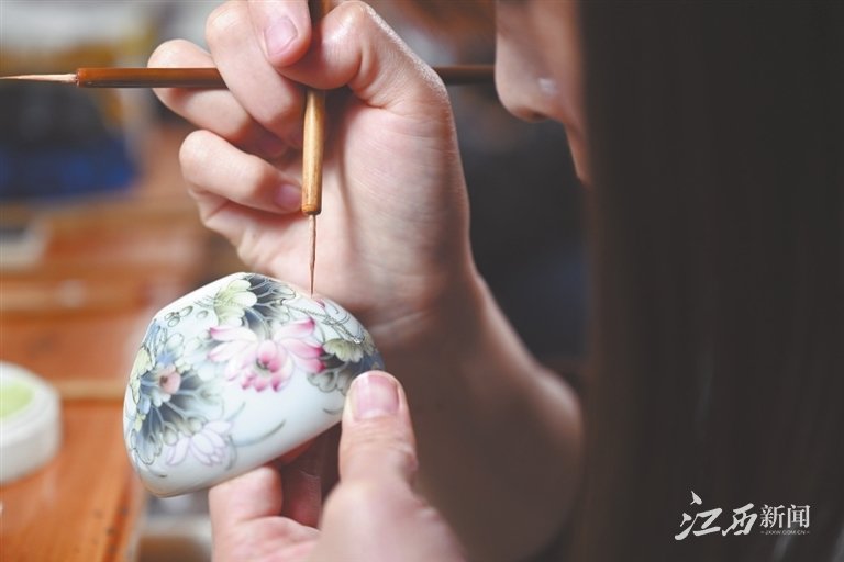4月19日，在景德镇市一家陶瓷研究所，一名女画师在手绘瓷茶盏