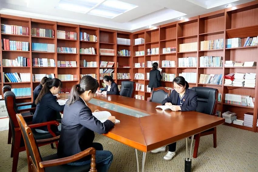 图为临泽县人民法院职工书屋