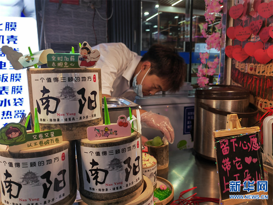 5月8日，南阳市宛城区府衙小吃街上的摊位。