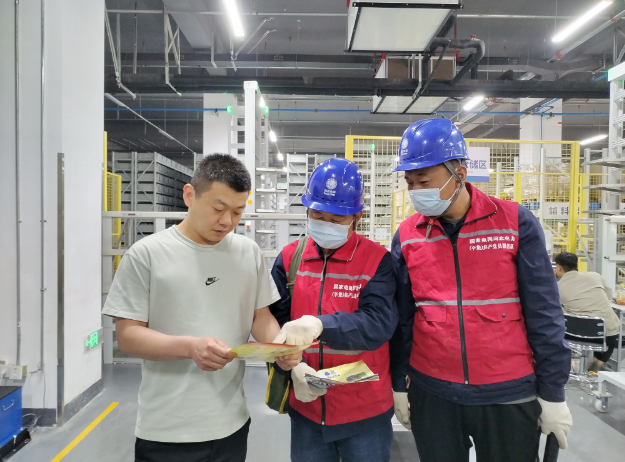 5月8日,国网辛集市供电公司工作人员走访企业,了解企业用电需求。(摄影:路冲)