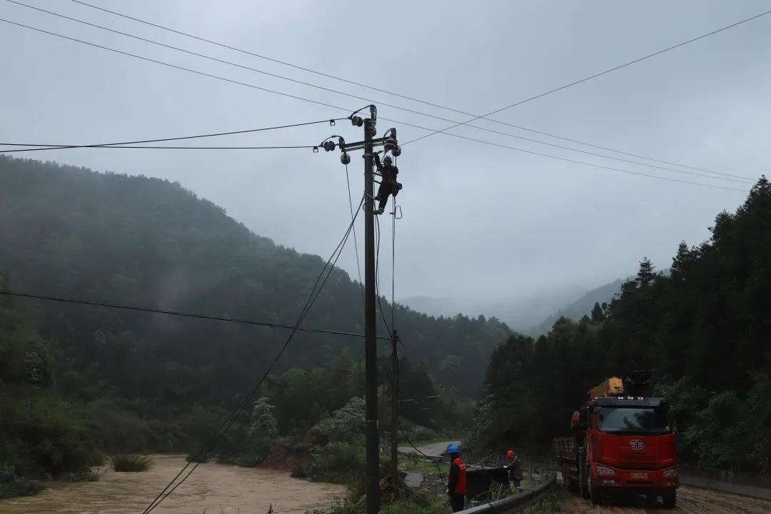 梨溪镇里阴村供电公司工作人员在抢修线路
