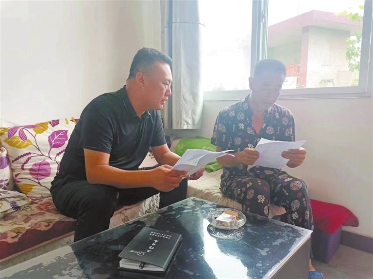 柏山寺乡挂职金融副乡长乔伟伟到村民家中讲解金融小知识