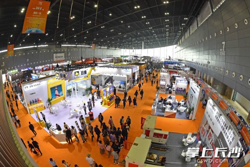 逛机甲森林!第三届长沙国际工程机械展览会开幕