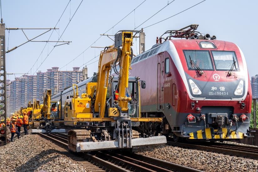 京九铁路江西段进行大规模机械化换枕施工 施工将持续到6月初
