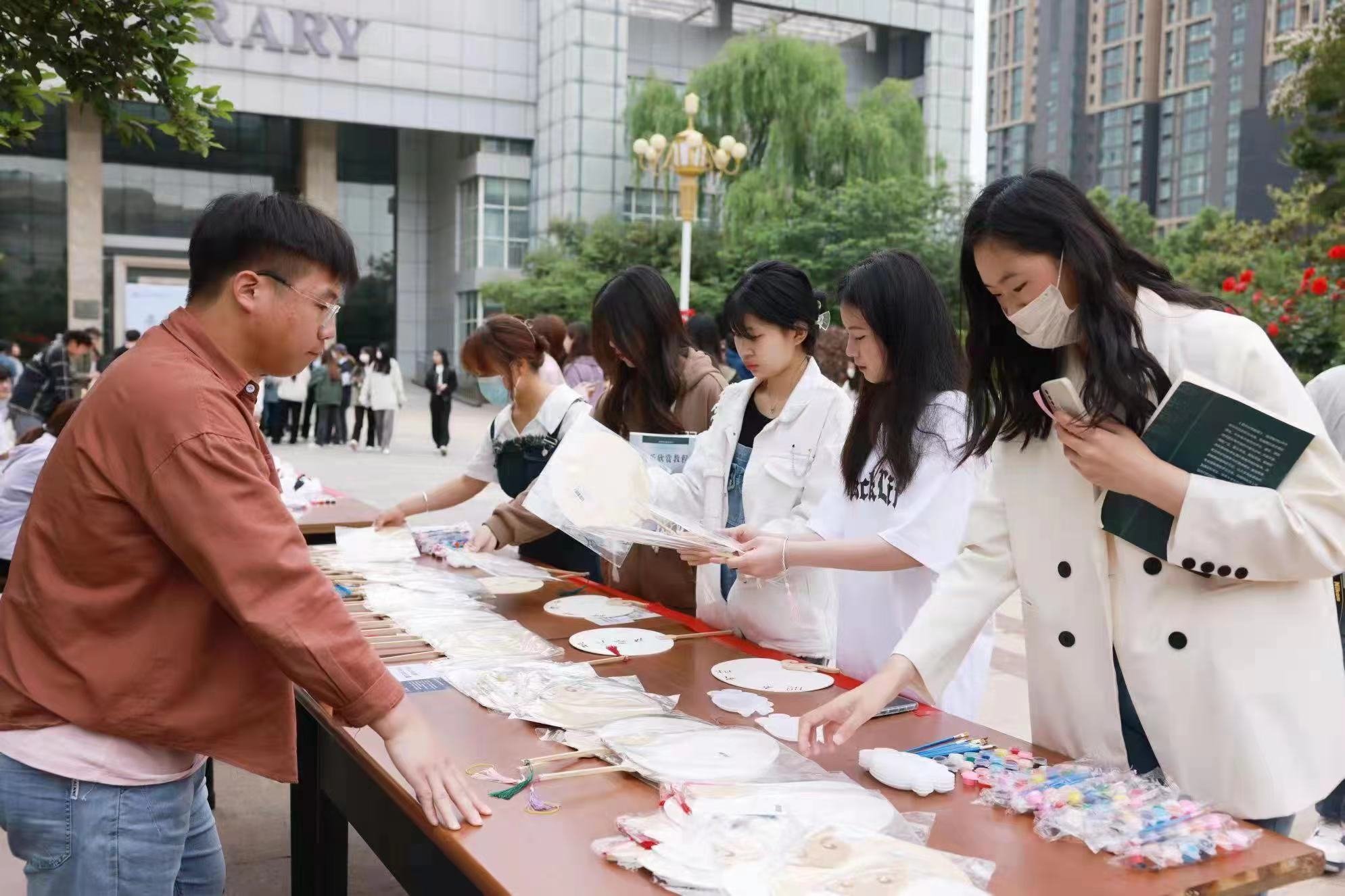 郑州城市学院举办非遗节（郑州城市学院学费多少钱）