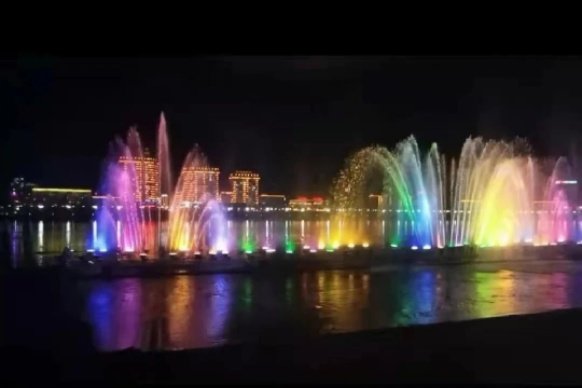 松花江音乐喷泉绚丽多姿。（图片由市城管执法局亮化办提供）