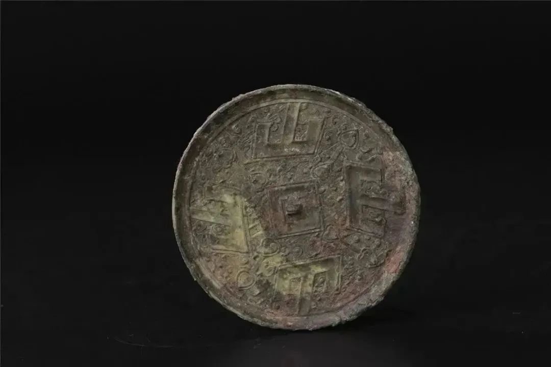 四山纹铜镜 西汉南越国时期 1983年南越文王墓出土 南越王博物院藏