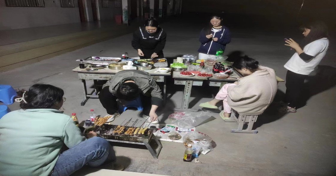 (熬到半夜在院子里自己动手做烧烤)