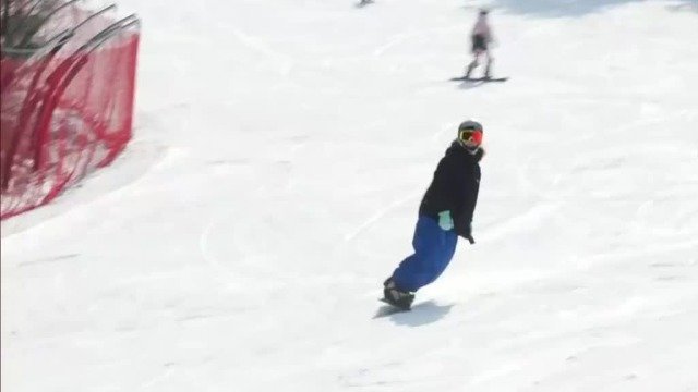 因失去右腿赵秘性格自闭，通过学习滑雪，她实现了像正常人一样运动的愿望
