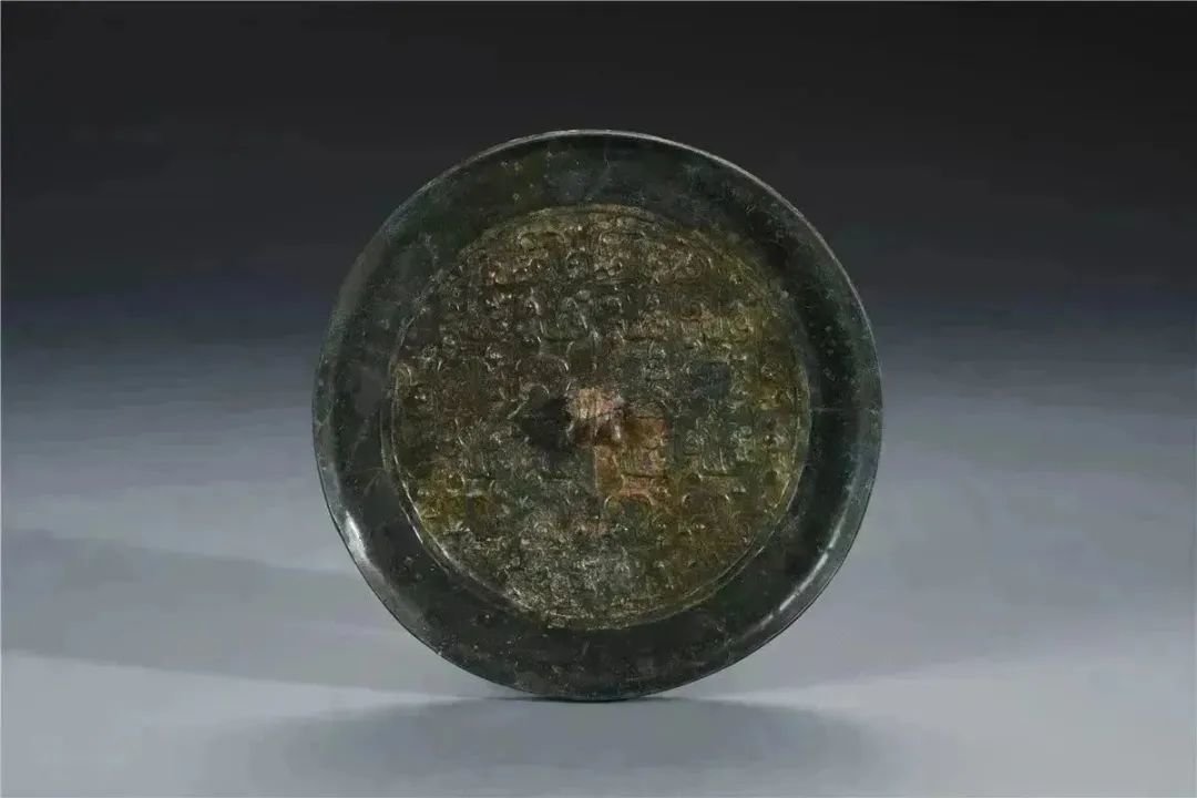 蟠螭纹铜镜 西汉南越国时期 2004年华侨小学玉子岗M15出土 广州市文物考古研究院藏