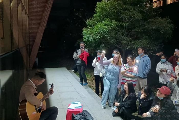 江西师范大学瑶湖校区英语角局部场景