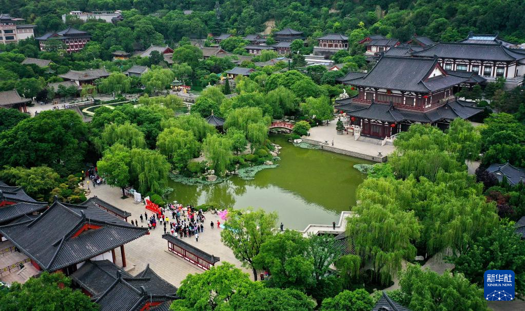 北美>文旅>正文>遊客在西安華清宮景區內遊覽參觀(5月5日攝,無人機