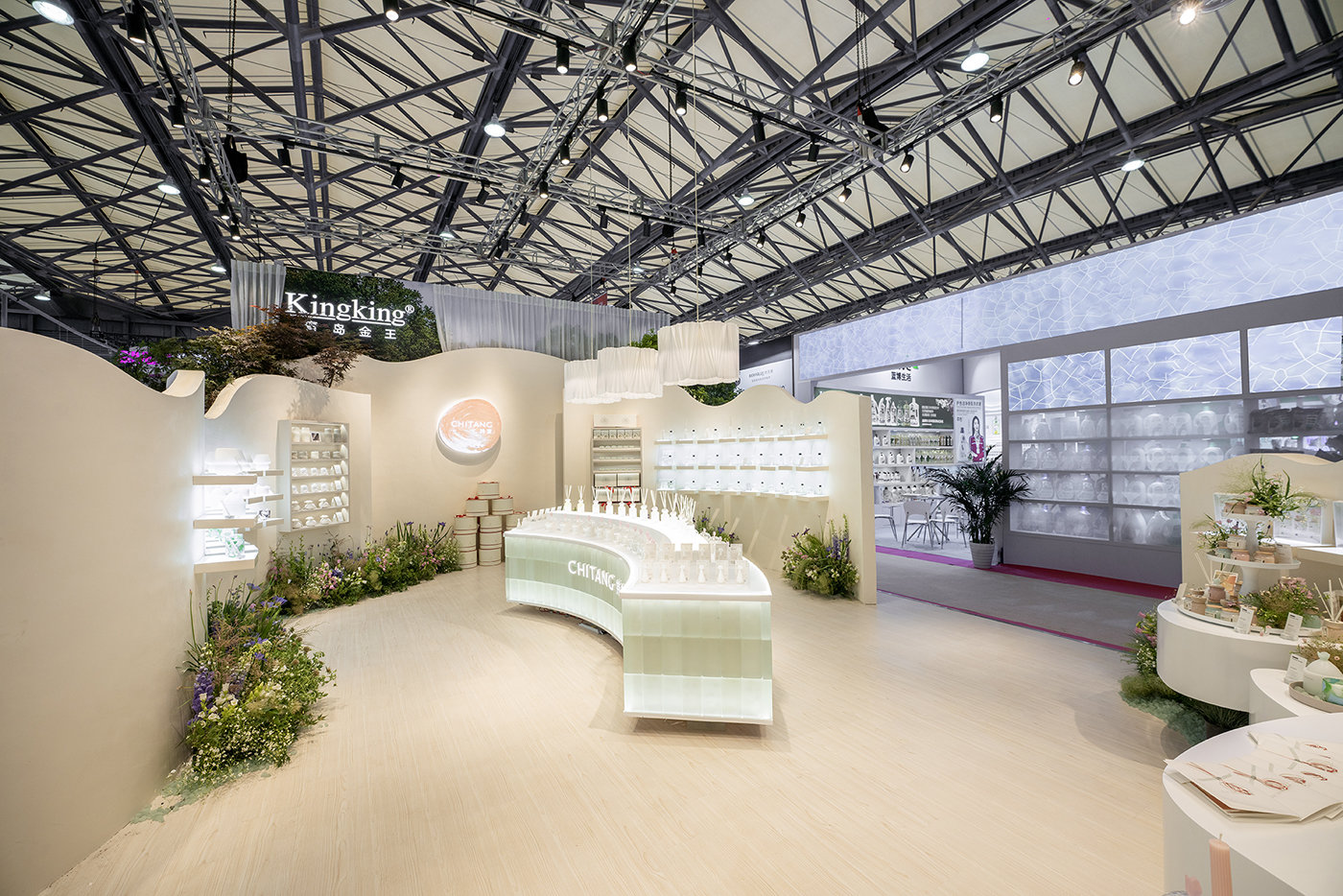 日前发布的《2023香水香氛消费者洞察白皮书》指出,近年来我国香水香氛行业保持着较高速增长,年复合增长率达21.78%,预计2026年市场规模将达53亿美元。嗅觉经济在中国市场拥有广阔前景。