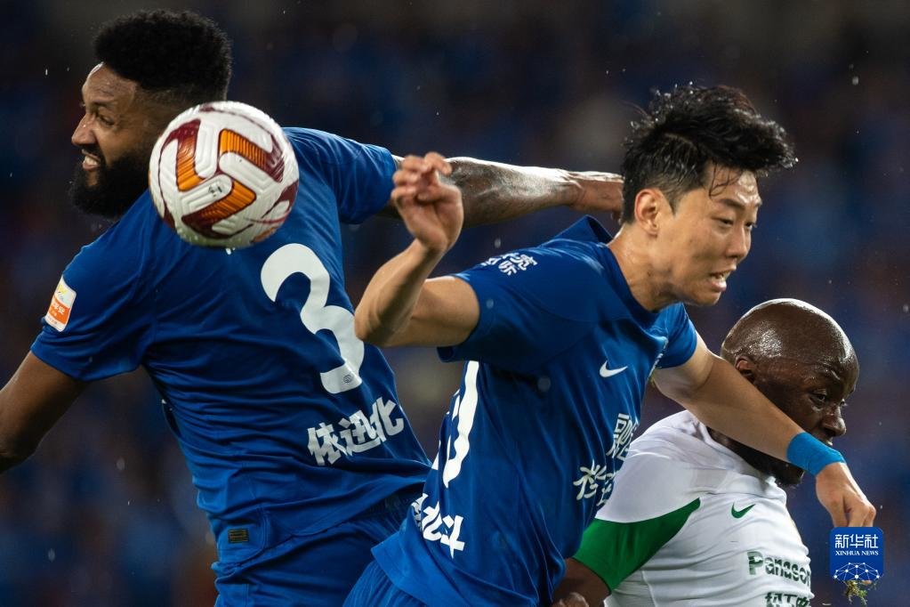 5月5日,武汉三镇队球员华莱士(左)在比赛中与浙江队球员穆谢奎争顶。新华社记者 肖艺九 摄