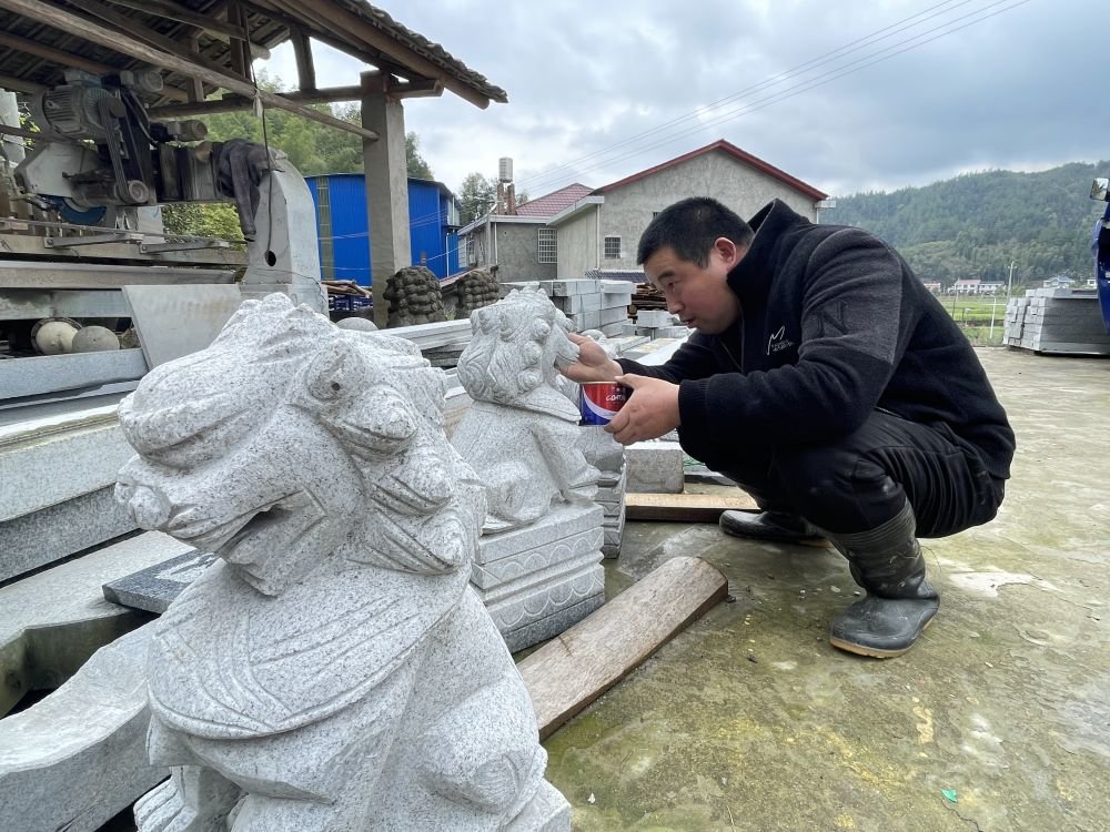 潭湾村石雕艺人在工作。新华社记者苏晓洲 摄
