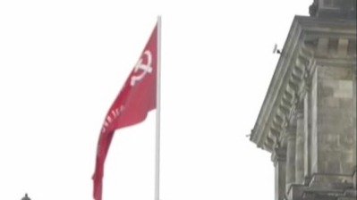 德国柏林议会大楼再度被插上苏联旗帜_凤凰网视频_凤凰网