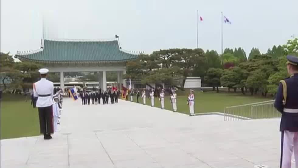 “这一幕令人哀叹”！岸田文雄访韩时韩国显忠院升日本国旗引发争议