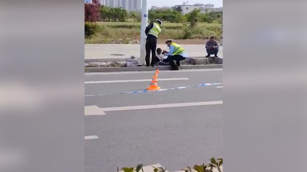 六旬老人骑电动车疑因未戴头盔撞到路边去世，警方已介入