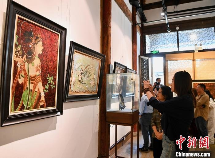 80余幅漆画，浓墨重彩地再现了敦煌的庄严肃穆、富丽堂皇。　王东明 摄