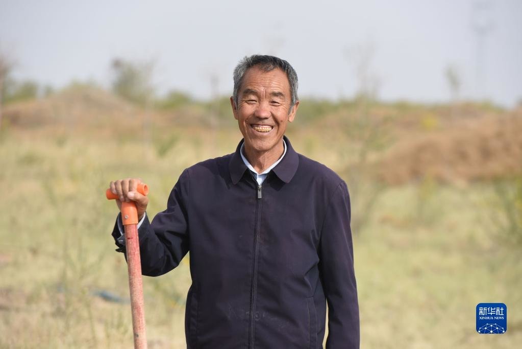 5月6日，在古浪县一片治沙区，八步沙第二代治沙人郭万刚在劳作间隙休息。新华社记者 黄晓勇 摄