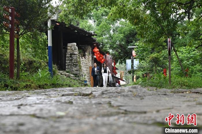 荆坪古村里千年古驿道穿村而过。　杨华峰 摄