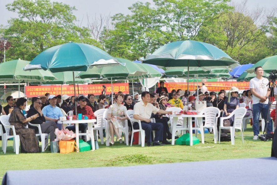 观众席人如潮。