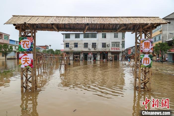 5月7日，江西丰城丽村镇一座遭遇洪水侵袭的村庄。(资料图) 刘力鑫 摄