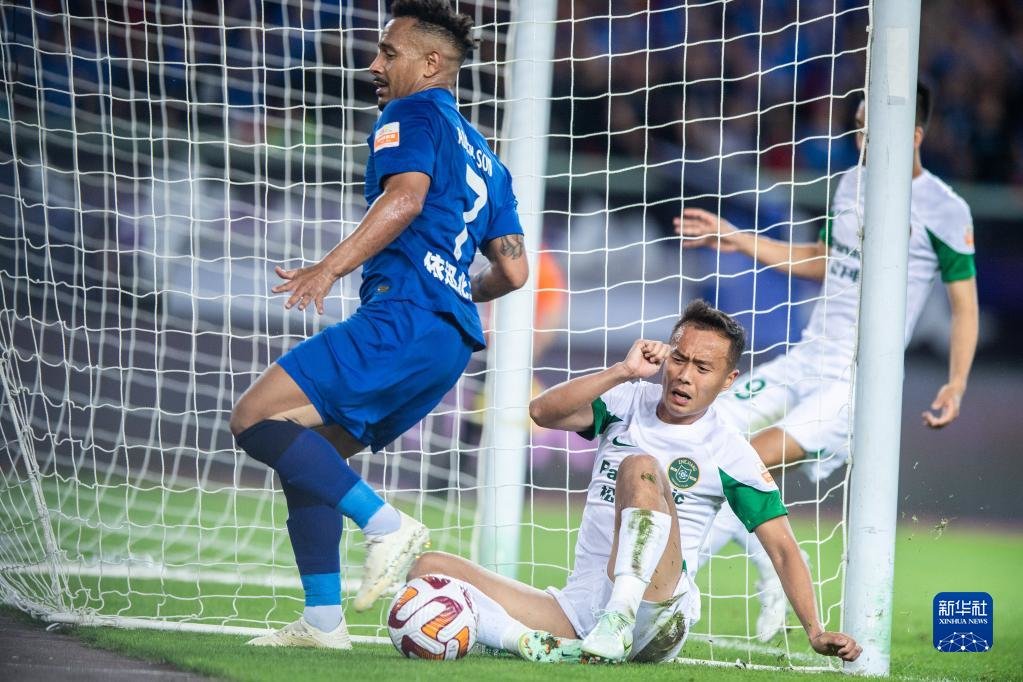 5月5日,浙江队球员孙正傲(中)在比赛中解围。新华社记者 伍志尊 摄