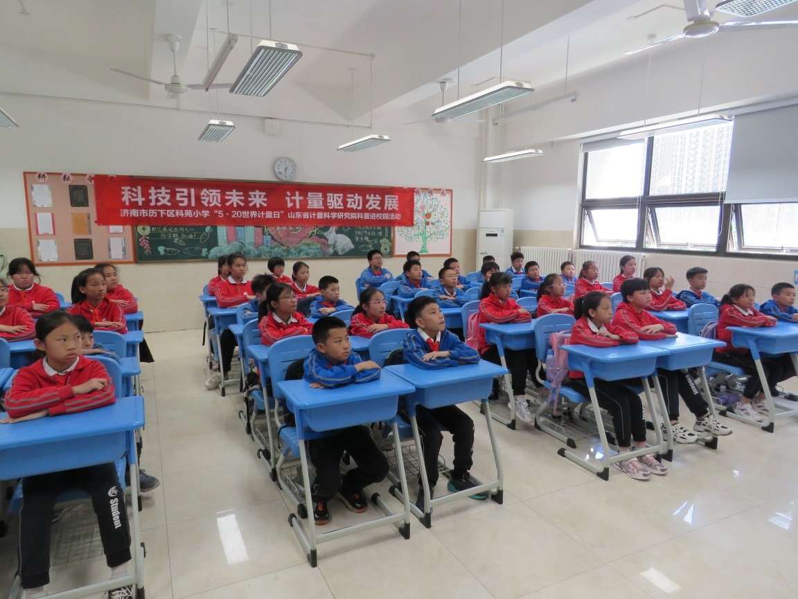 学生们全神贯注地听课