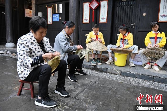 非遗工坊向来往游客展示湖南省非遗文化——中方斗笠制作过程。　杨华峰 摄