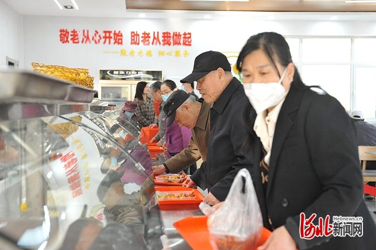 图1：唐山市路北区团结里社区食堂为老年人提供就餐服务。通讯员徐云楠摄.jpg