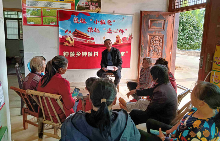 进贤县钟陵乡:小小“板凳课堂”架起大和谐“连心桥”